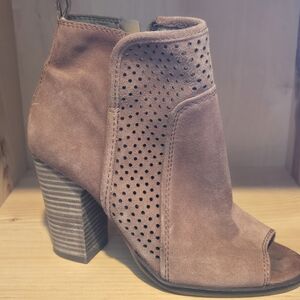 Lucky Brand 7.5 tan suede zip up booties